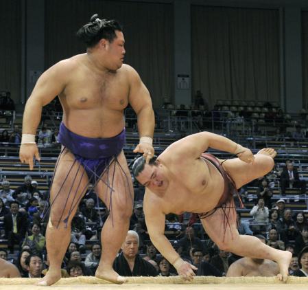 　松鳳山（左）が引き落としで稀勢の里を破る