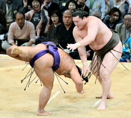 　白鵬がはたき込みで松鳳山を下す＝福岡国際センター