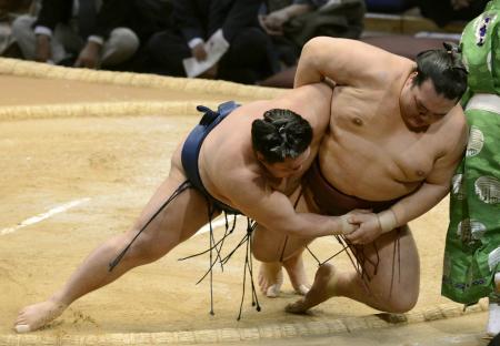 　豪栄道が寄り倒しで稀勢の里を破る＝福岡国際センター