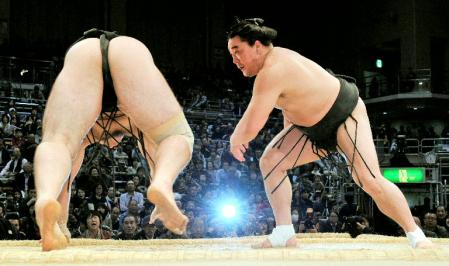 　日馬富士が上手投げで琴欧洲を下す＝福岡国際センター