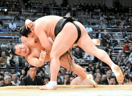 豊ノ島（左）を下手投げで下す日馬富士（撮影・栗木一考）