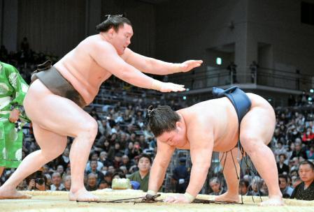 はたき込みで白鵬（左）に敗れる豪栄道＝福岡国際センター（撮影・栗木一考）