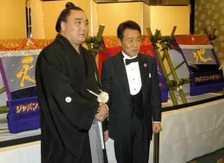 　ゲストで歌を披露した五木ひろし（右）と握手を交わす日馬富士