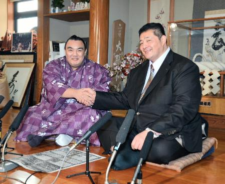 　香川から５４年ぶりの幕内力士。笑顔で握手を交わす渡ヶ嶽親方（右）と琴勇輝＝佐渡ヶ嶽部屋