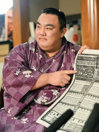 　番付上段に入った自身を指さし、りりしい表情になる琴勇輝＝佐渡ヶ嶽部屋