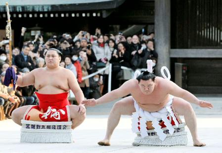 　奉納土俵入りで不知火型を披露する横綱白鵬。左は太刀持ちの旭天鵬＝８日午後、東京都渋谷区の明治神宮