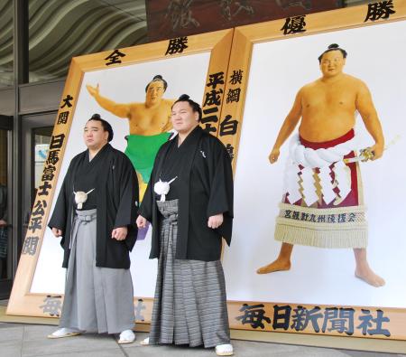 　優勝額贈呈式で写真に納まる日馬富士（左）、白鵬の両横綱