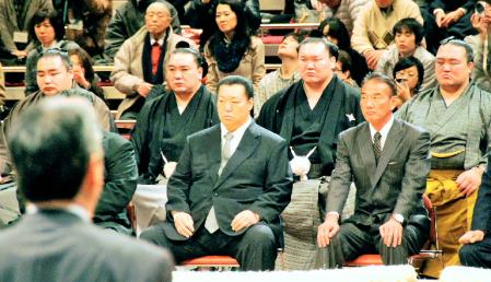 　土俵祭りに出席した北の湖理事長（中央）と日馬富士（後方左）、白鵬（同右）の両横綱