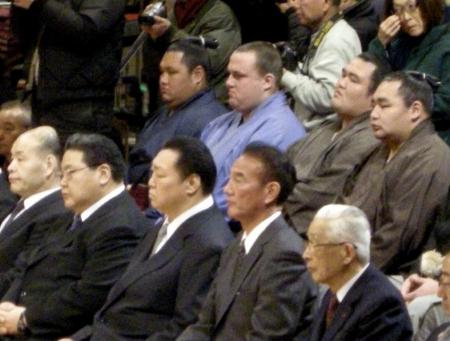 　土俵祭りに出席した把瑠都（後列左から２人目）ら三役力士と協会幹部