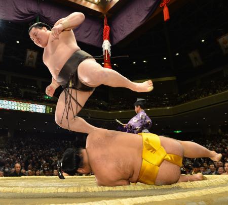 　松鳳山（下）を押し倒しで下し勢い余って飛び越える白鵬