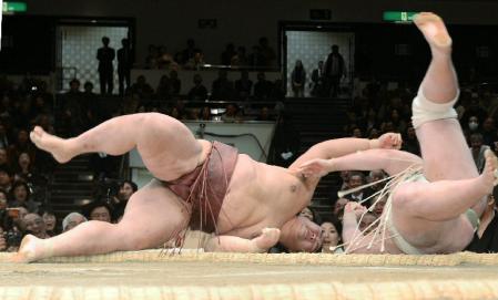 把瑠都（右）にすくい投げで敗れた稀勢の里（撮影・北野将市）