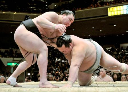 　日馬富士が上手出し投げで豊響を下す＝両国国技館