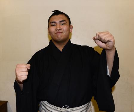 　気合のガッツポーズをする照強＝両国国技館（撮影・園田高夫）