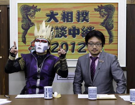 　元横綱大鵬の死去を悼んだ、芸能界きっての好角家のデーモン閣下（左）