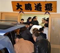 間垣親方ら続々大嶽部屋に弔問