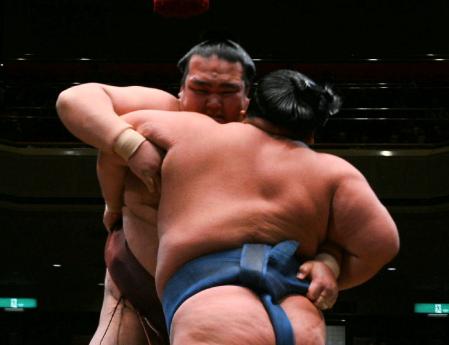 琴奨菊（手前）を攻め込む稀勢の里＝両国国技館（撮影・北野将市）