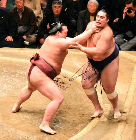 魁聖（右）を押し出しで破る稀勢の里＝両国国技館（撮影・持木克友）