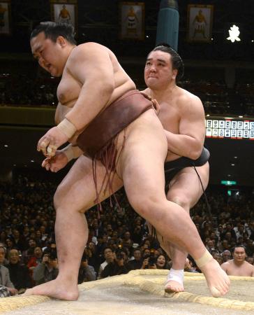 　稀勢の里（左）を送り出しで下し１３連勝を決めた日馬富士（撮影・北野将市）