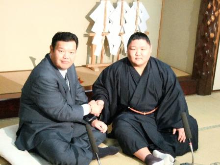 新十両昇進が決まり師匠の春日野親方（左）と握手する栃飛龍（春日野部屋）