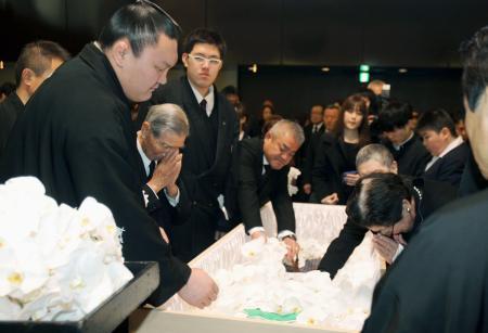 相撲界発展誓う 大鵬葬儀で 大相撲 デイリースポーツ Online
