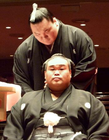 　元十両北勝国の断髪式で、はさみを入れる横綱白鵬＝２日、両国国技館