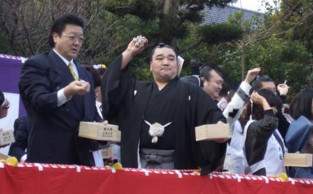 　威勢よく豆をまく日馬富士、左は伊勢ケ浜親方