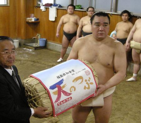 　福島県産米「天のつぶ」の贈呈式を行った日馬富士と庄條徳一ＪＡ福島中央会会長（左）