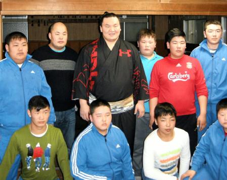 ちびっこ相撲「白鵬杯」に出場したモンゴルチームの選手らと記念撮影を行う白鵬（後列中央）