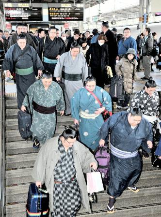 大相撲春場所を前に、新幹線でＪＲ新大阪駅に到着した力士ら