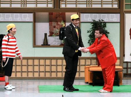 吉本の舞台に出演した貴乃花親方（中央左）