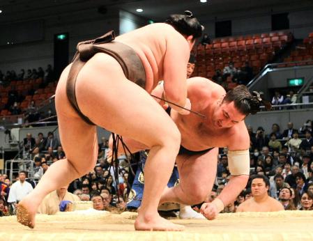 栃ノ心（右）に上手投げを決める白鵬＝大阪・ボディメーカーコロシアム（撮影・佐々木彰尚）