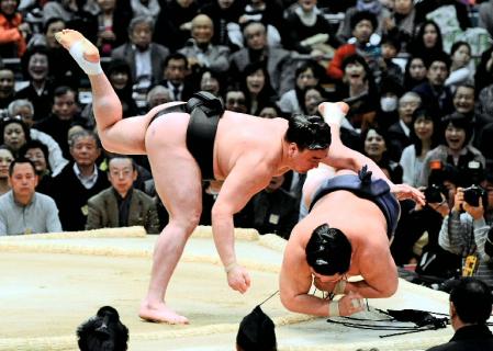 【大相撲春場所＝５日目】日馬富士（左）は妙義龍を送り倒しで下す（撮影・吉留常人）