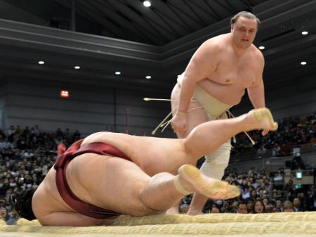 　稀勢の里（左）をはたき込みで下す把瑠都＝（撮影・保田叔久）