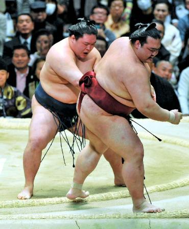 寄り切りで稀勢の里㊨を破る豪栄道＝ボディメーカーコロシアム