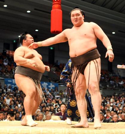 豊ノ島（左）を引き落としで下した白鵬＝大阪・ボディメーカーコロシアム（撮影・佐々木彰尚）