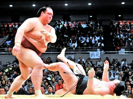 　勢を寄り倒しで下す稀勢の里（左）