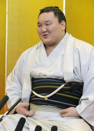 　元大鵬の故納谷幸喜氏の妻芳子さんから贈られた腰ひもを見せる横綱白鵬