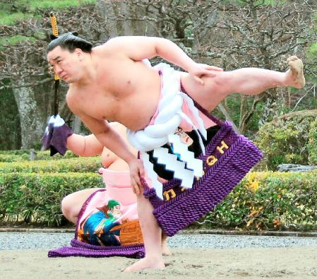 　伊勢神宮で奉納土俵入りを行う横綱日馬富士＝31日、三重県伊勢市