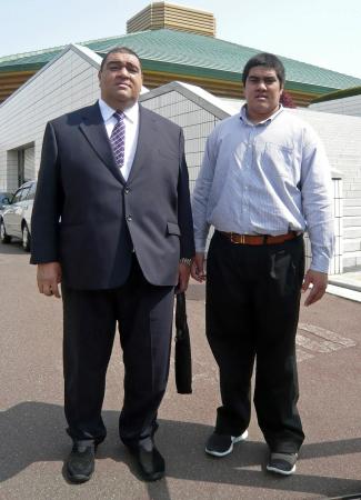 　相撲協会との面接を終えた武蔵川親方（左）とおいっ子のフィアマル君