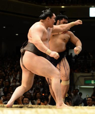 　栃煌山（右）を寄り切り白星スタートの白鵬（撮影・園田高夫）