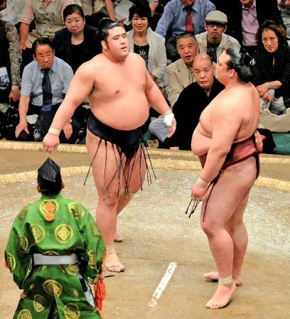 　立ち会いが合わず待ったを繰り返す栃煌山（左）と稀勢の里