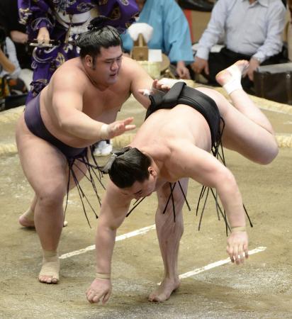 　栃煌山が日馬富士を肩透かしで破る＝両国国技館