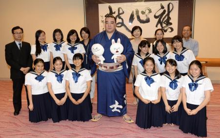 　女子中学生らと記念写真に納まる日馬富士（中央）