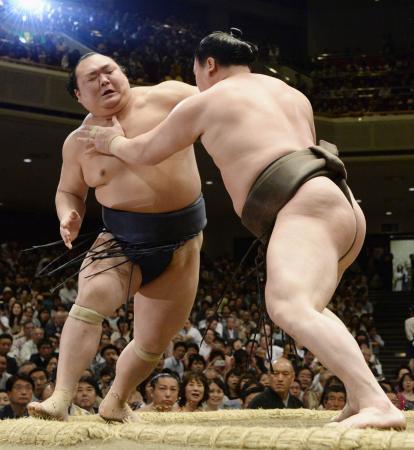 　白鵬が押し出しで宝富士を下す＝両国国技館