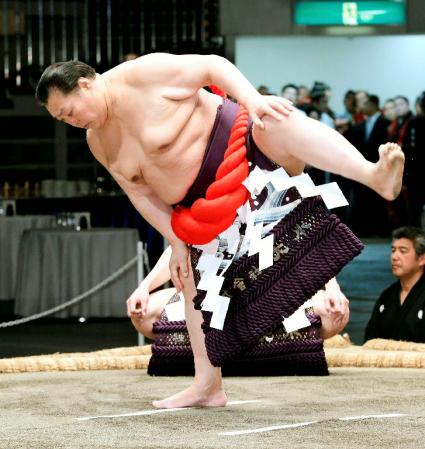 　還暦土俵入りで四股を踏む、元横綱で日本相撲協会の北の湖理事長＝９日午後、東京・両国国技館