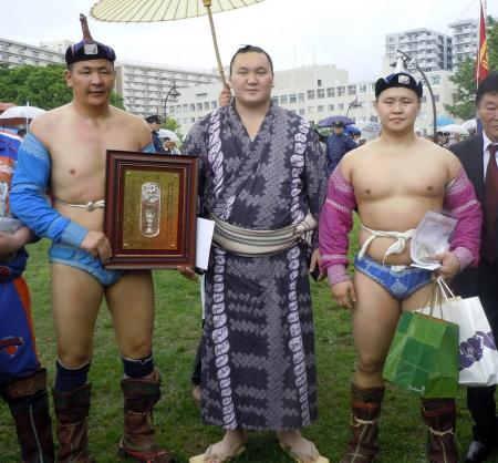 　１２年５月４日　モンゴル相撲大会表彰式に参加し、記念写真に納まる横綱・白鵬（中央）