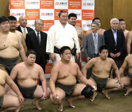 　相撲部の部員らと記念撮影する白鵬（後列中央）