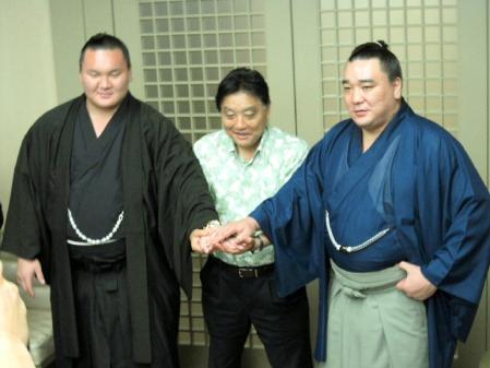 　撮影に応じる（左から）白鵬、河村市長、日馬富士＝名古屋市公館