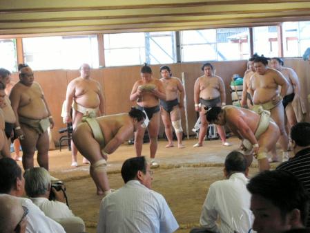 妙義龍（右）と豊響（左）の申し合いを土俵の外で見つめる稀勢の里（左から３人目）＝愛知・丹波郡扶桑町の境川部屋