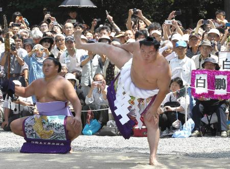 　奉納土俵入りする白鵬。左は太刀持の旭天鵬　